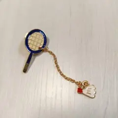 バドミントンラケットとシャトルのピンバッジ