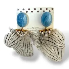 ユニークな青と白の羽根ピアス