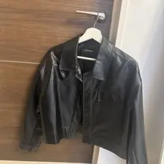 ショート丈ブラックレザークロップドジャケット