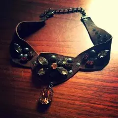 値下げしました( ᐛ)スワロフスキー使用 チョーカー 革