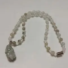 軟玉ヒスイとビーズのネックレス  ヒキュウトップ付き