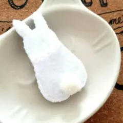 ＊うさぎさんのブローチ＊08　刺繍　ビーズ　うさぎ　ウサギ　兎　白　ハンドメイド