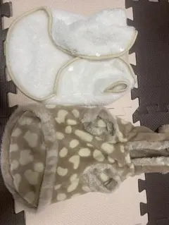 犬用フリース服 ホワイト ベージュ ポンポン付き