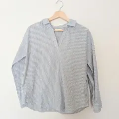 アースミュージック スキッパーシャツ　Vネックのサムネイル