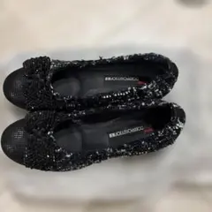 ビーズ装飾付き黒フラットシューズ