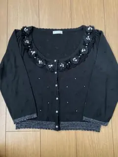 axes femme 花飾りつき　ブラック カーディガン