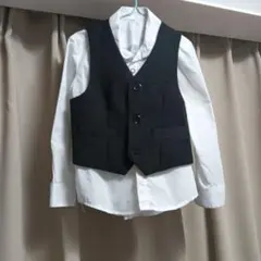 黒のベストとシャツのセット