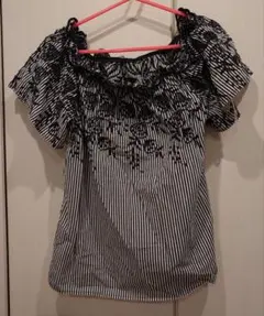 フリル付きオフショルダーシャツ