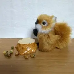 置物飾り物　　リスのぬいぐるみと陶器の切り株とどんぐり