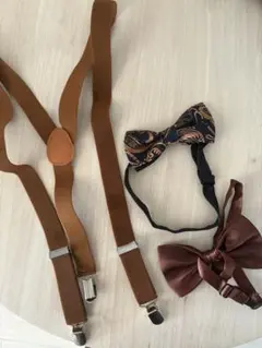 ブラウンサスペンダーと蝶ネクタイ