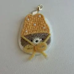 ニット帽うさぎ刺繍　チャーム