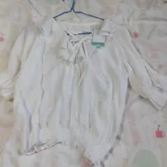 タグ付き白ブラウスcontinuer de nice claup フリーサイズ