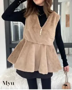 M y uファー × パール ペプラムジレ ベージュ
