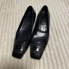 FERRAGAMOエナメルパンプスのサムネイル