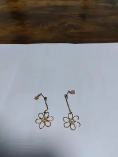 花の形の金色メタルピアス