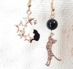 ブラックオニキスの天然石と黒猫さんのアシンメトリーピアス