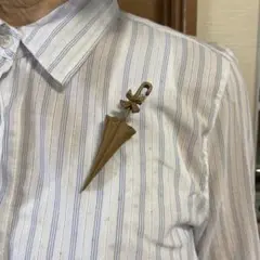 木彫り　傘　ブローチ