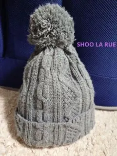 SHOO LA RUE　グレー ケーブル編みポンポン付きニット帽
