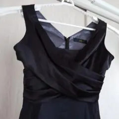 黒のVネックパーティードレス