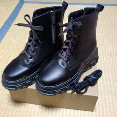 ジッパー付き黒厚底ブーツ