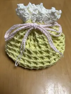 フリル付き黄色と白色のかぎ針編み巾着袋
