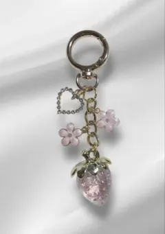 63♡ ぷっくり苺と桜の輝き＊ハート煌めくバッグチャーム