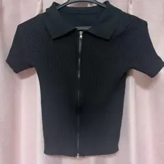 黒いリブ編み半袖トップス