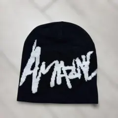 黒のロゴ入りニット帽