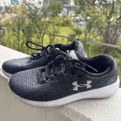 Under Armour Charged Pursuit ブラックスニーカー