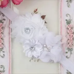 白色　3つのお花　ベビー　ヘアバンド　キッズ　子供　ヘアアクセサリー