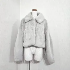 Chico フェイクファーコート ショート丈 グレージュ（1）もこもこ アウターのサムネイル