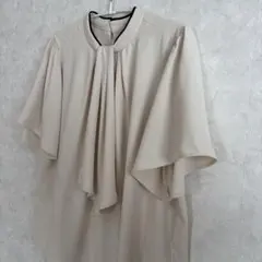 ベージュ フリル付きバタフライスリーブトップス