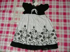 130ｃｍ　新品半袖ワンピース　黒×白地に黒ドットとバラ柄