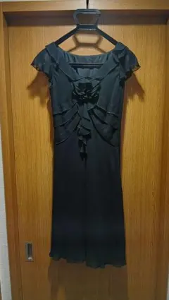 黒のワンピースと、金色のボレロ