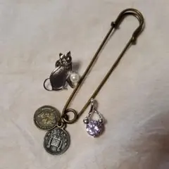 ネコのパールピンブローチとペンダントトップとアンティークピンブローチ