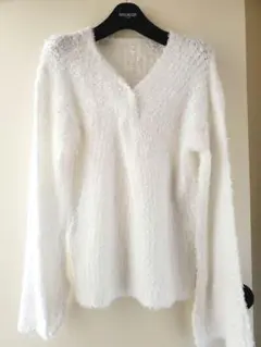 ホワイト 柔らかニット 白 セーター ふわふわ 透明感 Vネック 萌え袖　長め