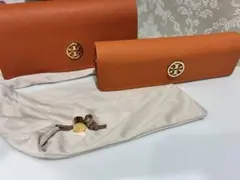 美品トリーバーチサングラスケース眼鏡ケース　2個セット巾着　レザー調オレンジロゴのサムネイル