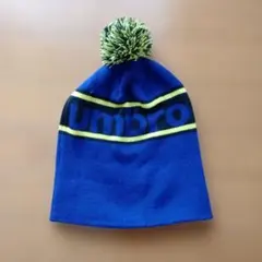 Umbro 青 ポンポン付きニット帽