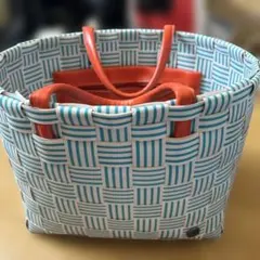 青白ストライプのかごバッグ