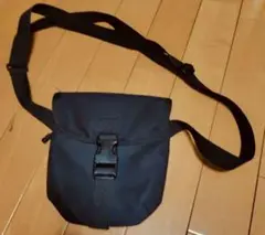 UNIQLO ブラックミニショルダーバッグ