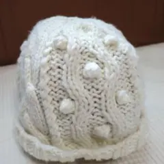 ホワイト ニット帽 ケーブル編み ポンポン