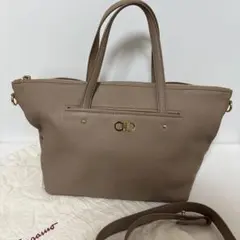 な*a様 フェラガモ　ベージュ レザー ハンドバッグ