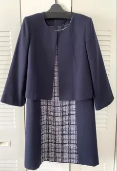 ネイビーのジャケット付きチェック柄ワンピース