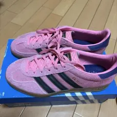 adidas ピンク スエード スニーカー
