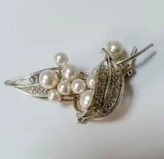 パールとクリスタルの葉型ブローチ