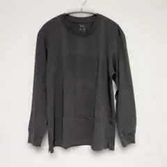 グレーの長袖Tシャツ