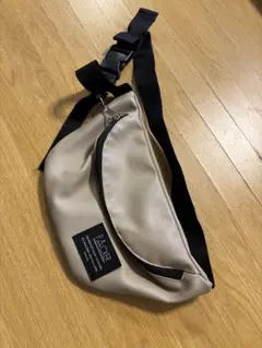 SPRUCE PACKER ボディバッグ ベージュ