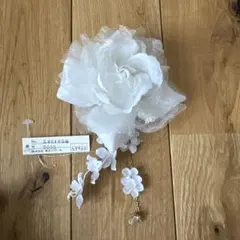 ホワイト花のブローチ・コサージュ　東京ソワール