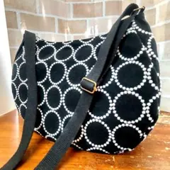 ハンドメイド　丸型ラウンドトート　調整可能ショルダー　タンバリン柄刺繍　黒×白