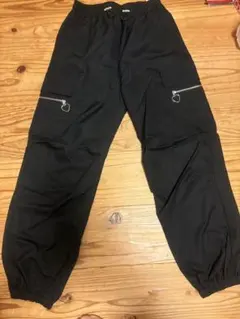 ハート型チャーム付き カーゴパンツ ブラック